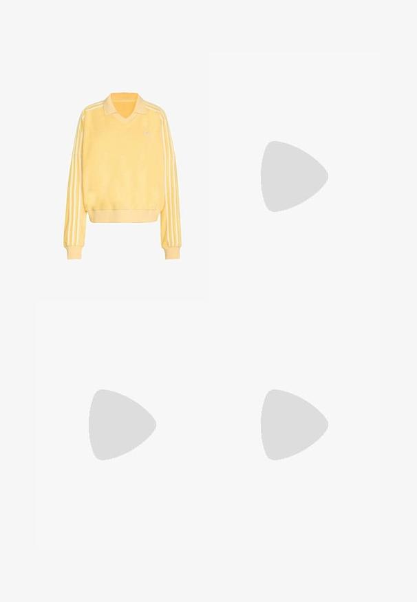Sweatshirt en polaire jaune avec un col en V, des accents blancs à trois rayures sur les manches et un petit logo sur la poitrine.; Jeans à jambes larges en denim vert clair avec des bandes latérales noires. Conception à cinq poches avec une quincaillerie métallique et une fermeture à bouton à la taille.; Baskets beige profil bas avec trois bandes blanches, panneaux latéraux en suède texturé, semelle en gomme et fermeture à lacets sur fond uni.; Sac à épaule beige Adidas avec des poignées courtes et une bandoulière ajustable, avec un petit logo Adidas noir au centre avant.