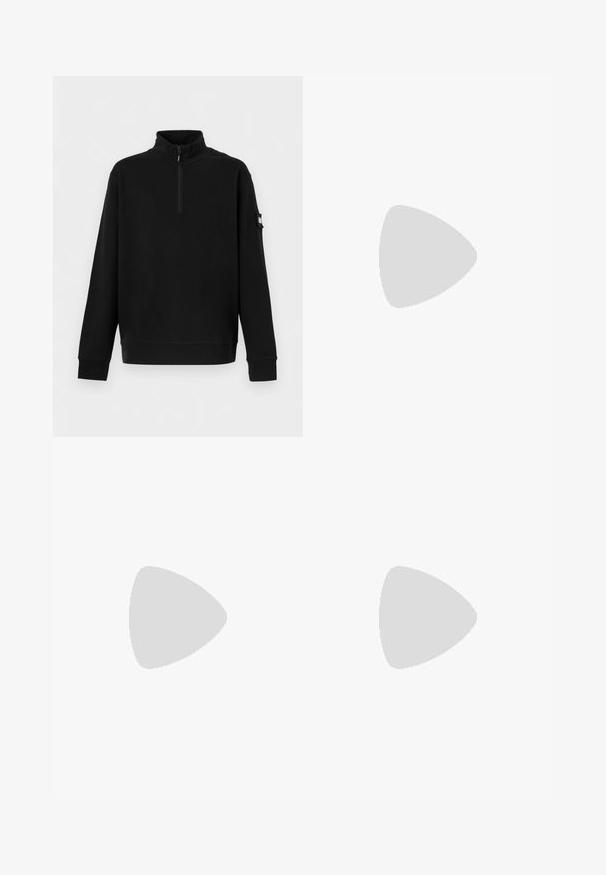 Pull-over noir à manches longues avec col montant, fermeture éclair à mi-longueur sur le devant, poignets côtelés et petite poche à patch sur la manche gauche.; T-shirt noir à manches courtes avec un texte subtil sur la poitrine indiquant "Nineteen Ninety Originals, brought to you by Jack & Jones."; Pantalon cargo droit marron clair avec taille élastique, fermeture à bouton et poches à rabat de chaque côté.; Baskets blanches avec des accents noirs et gris, présentant un embout texturé gris, une semelle en caoutchouc noir et des lacets plats blancs. Design épuré, style minimaliste.