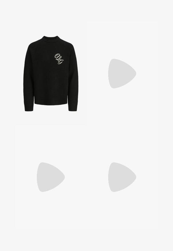 Pull en tricot noir avec un col ras du cou, doté de poignets et d'un ourlet côtelés. Lettres brodées "ORG" en couleur contrastante sur la poitrine.; Chemise noire à boutons avec des rayures verticales bleues, manches longues, col et poche poitrine. Tissu lisse, coupe décontractée, boutons standard.; Pantalons gris à jambes droites en tissu texturé, avec des plis à l'avant et une taille basique, sans poches visibles.; Chaussures derby en cuir noir avec une texture lisse, bout rond, design à lacets et une semelle en caoutchouc épaisse et robuste.