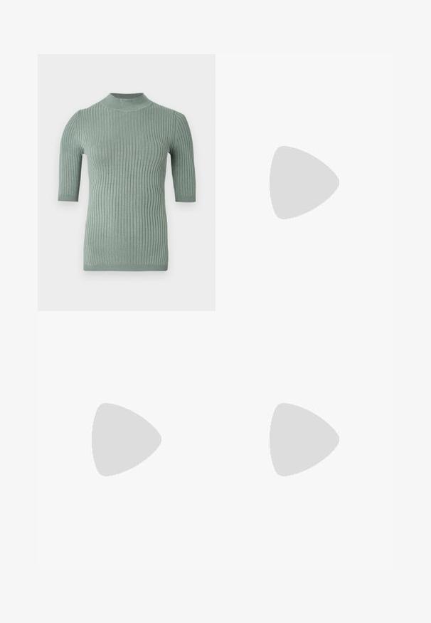 Pull à manches courtes côtelé de couleur verte subtile avec un col montant. Confectionné en tissu doux et texturé, présentant des lignes verticales sur toute la surface.; Pantalon noir taille haute à jambes larges avec une ceinture en tissu nouée en nœud à la taille, présenté sur un fond blanc.; Chaussure slingback en cuir bordeaux avec un bout arrondi, un design incurvé, des accents en métal argenté et un talon bloc. Finition texturée.; Sac à main en cuir brun foncé brillant avec une bandoulière simple et des détails en métal doré sur un fond uni.