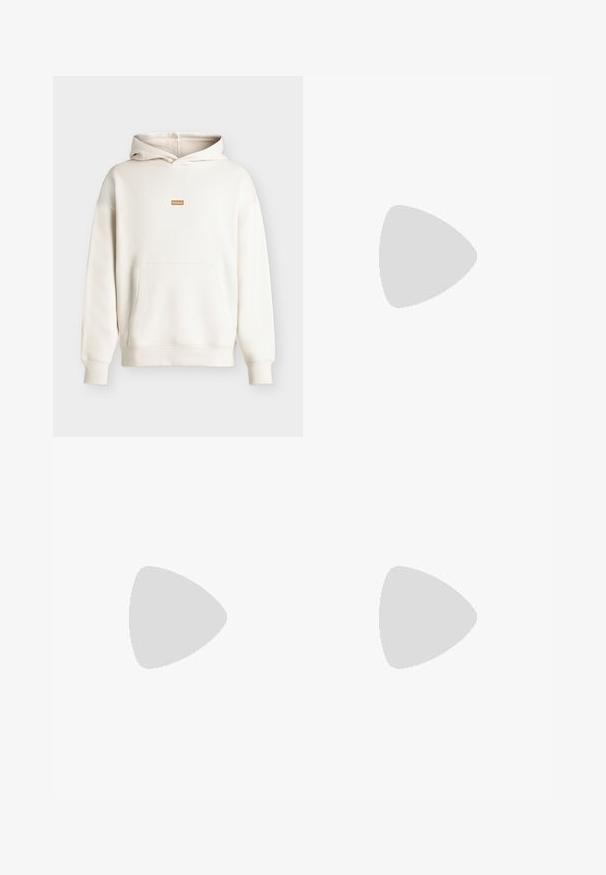 Sweat à capuche écru avec poche kangourou à l’avant et petite étiquette rectangulaire marron indiquant « HUGO » sur la poitrine, présenté sur fond neutre.; T-shirt en coton blanc avec manches courtes, col rond, et un logo rouge sur le côté gauche de la poitrine. Texture lisse.; Pantalons de survêtement marron en tissu doux, dotés d'une taille élastique avec cordon de serrage et d'un logo blanc sur le devant.; Baskets en daim beige au design épuré, présentant une tige texturée, un bout rond et une semelle en caoutchouc avec un motif en zigzag.