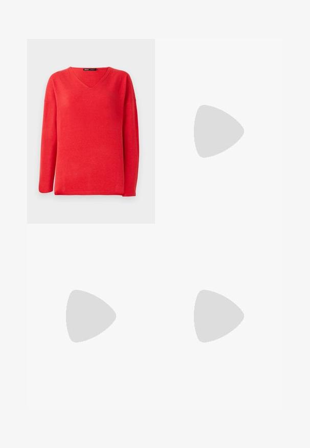 Pull rouge à manches longues en V avec une coupe décontractée et une étiquette de marque "ONLY" à l'intérieur du col.; Pantalons larges en faux cuir noire taille haute avec bouton avant, fermeture éclair, passants de ceinture et poches latérales sur fond blanc.; Bottine en cuir noir avec un bout pointu, une silhouette élégante et un talon carré massif. Texture lisse avec des détails de couture minimalistes.; Petit sac à main noir brillant avec deux longues anses et des détails à cordon sur les côtés sur un fond clair uni.