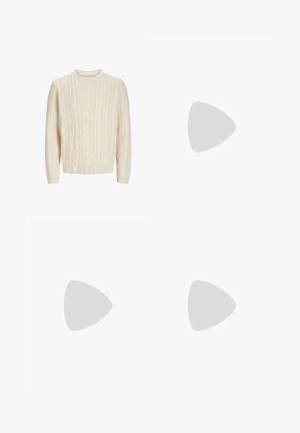 Jersey de punto color crema con un patrón acanalado texturizado, cuello redondo y puños y dobladillo acanalados. Tejido suave y grueso.; Pantalones beige de pierna recta con bolsillos delanteros y traseros, trabillas para cinturón y cierre con botón metálico.; Zapato mocasín de ante beige flotando sobre una alfombra beige tejida, con una mesa de café redonda de madera y libros apilados en el fondo.; Cinturón de cuero marrón con hebilla metalica plateada grabada con "JACK & JONES", enrollado sobre un fondo gris claro liso.