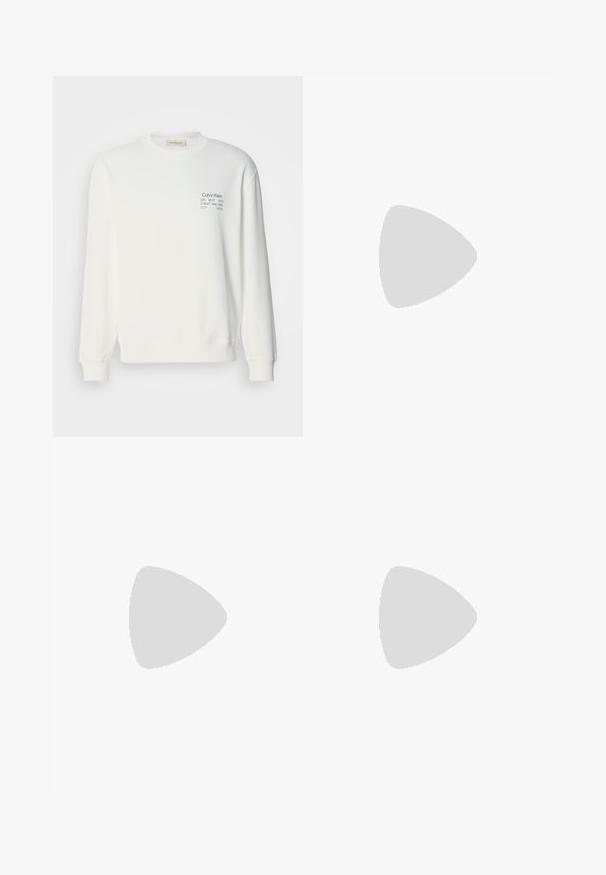 Sweatshirt en coton blanc à manches longues, col rond et logo imprimé sur la poitrine, avec des poignets et un ourlet côtelés.; Chemise noire à manches longues en coton, avec un devant boutonné, deux poches poitrine et un petit logo sur la poche gauche.; Pantalon en velours côtelé noir foncé avec une coupe droite, doté d'une fermeture à boutons, de passants pour ceinture et de poches latérales pour un port fonctionnel.; Bottine noire en matériau lisse avec des coutures subtiles, une semelle en caoutchouc et un design épuré, positionnée au-dessus d'une surface à texture bois.