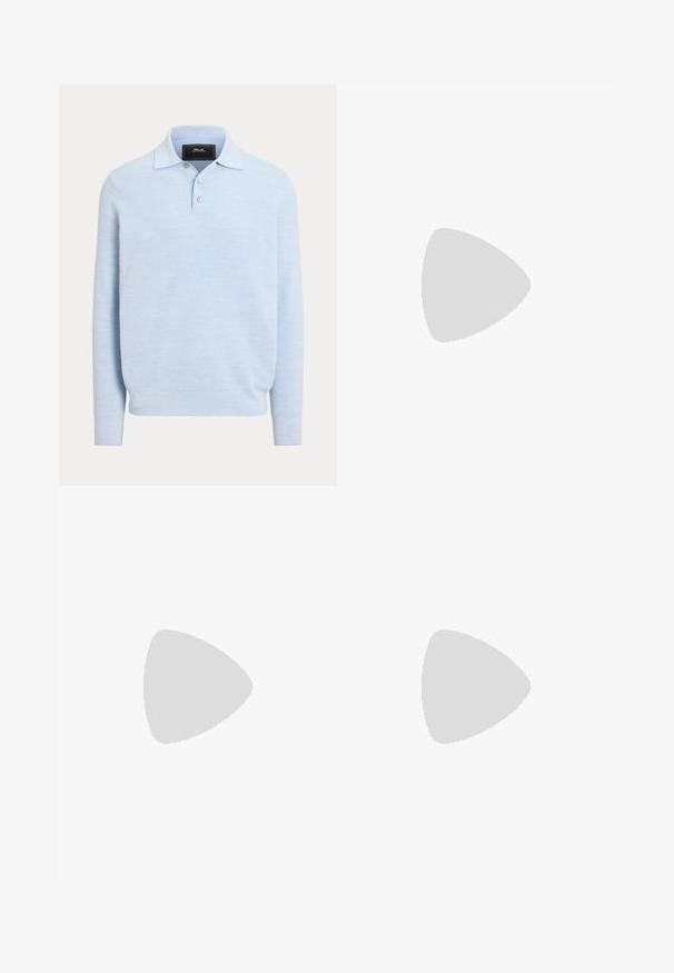 Polo en maille bleu clair à manches longues avec ourlet côtelé, patte de boutonnage et tissu doux texturé.; Chemise blanche à manches longues avec des rayures verticales violet clair, col boutonné et petit logo brodé sur la poitrine.; Pantalon décontracté bleu marine avec rabat de poche boutonné côté droit, poches avant et passants de ceinture.; Mocassin en cuir noir avec une semelle épaisse à crampons et une petite étiquette verte "Polo" sur le côté extérieur, près du talon.