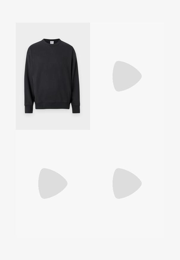 Sweat-shirt noir à manches longues avec col rond, poignets et ourlet côtelés, comportant un petit détail cousu sous l'encolure.; T-shirt de sport noir à manches courtes avec passepoil blanc aux épaules et logos dorés EA7 Emporio Armani et Milano Italia sur la poitrine.; Shorts de sport vert foncé avec un motif en grille subtil, taille élastique, poches latérales, panneaux en bloc de couleurs blanc et noir, et logo "ea7" sur la jambe gauche.; Chaussure de sport en cuir noir avec une finition lisse, bout arrondi, panneau latéral texturé et lacets noirs. Présente une semelle en caoutchouc plate et un design minimaliste.
