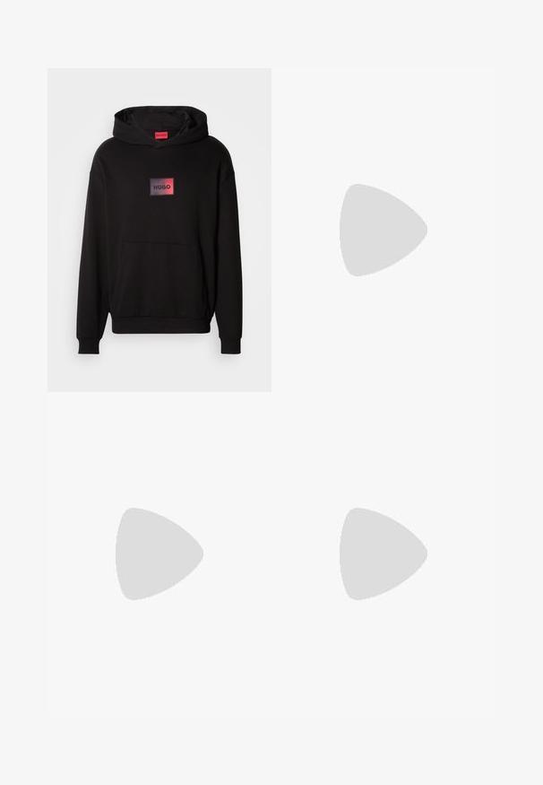 Haut à capuche noir en tissu doux, avec une poche kangourou à l'avant et un logo rectangulaire rouge et noir sur la poitrine.; Jean en denim noir taille haute avec fermeture à bouton et à glissière, poches avant et arrière, et coupe droite.; Chaussures en cuir noir à lacets avec une texture lisse, un bout arrondi et des détails de couture discrets. Présentent une languette rouge à l'arrière.; Lunettes de soleil rectangulaires noires avec des verres rouge foncé, présentant une finition mate et un logo rouge sur la branche. Monture en plastique robuste.