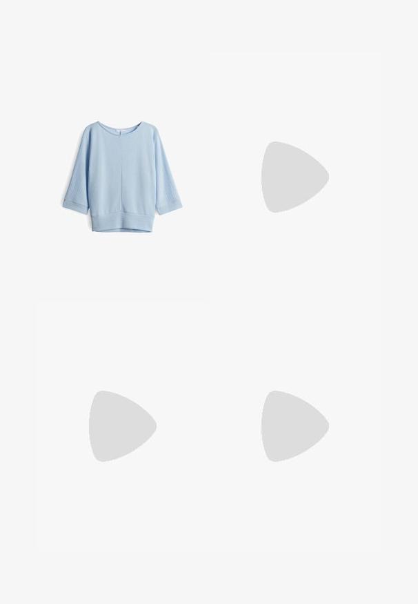 Helles blauer Pullover aus einem strukturierten Stoff, mit Dreiviertelärmeln und einem weiten Rundhalsausschnitt, sowie einem festen Bündchen am unteren Ende.; Hellblaue Denim-Jeans mit weitem Bein, fünf Taschen, Gürtelschlaufen sowie einem vorderen Knopf- und Reißverschluss.; Schwarze Knöchelschuh mit glatter Textur, der mit mehreren silbernen Ösen in einem Muster verziert ist. Runde Zehen und flache Sohle.; Schwarze Sonnenbrille mit einem eckigen Katzenaugen-Design, ausgestattet mit dunkeltönenden Gläsern. Goldene Logo-Akzentuierung an dem Bügel. Glatter Kunststoffrahmen.