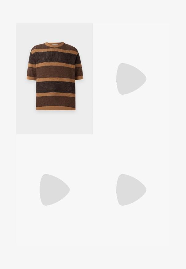 Pull en tricot à manches courtes, col rond, avec des rayures horizontales alternées marron et beige et un tissu texturé.; Pantalons larges beiges à taille haute, avec des plis avant, une fermeture à bouton sur le devant et un tissu en coton lisse.; Chaussure mocassin en cuir noir suspendue au-dessus d’un tapis beige avec du mobilier moderne couleur ambre en arrière-plan.; Sac bandoulière en cuir marron clair avec sangle réglable et fermeture éclair, présenté sur un fond clair uni.