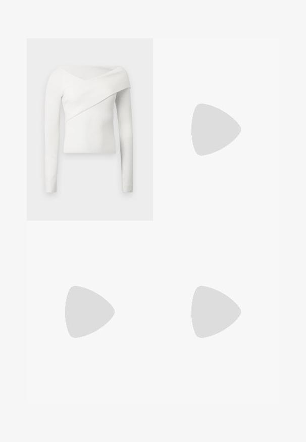 Haut blanc à manches longues côtelées avec un design épaules dénudées et un drapé diagonal sur la poitrine, créant une silhouette structurée.; Jean évasé noir taille haute, braguette à cinq boutons, texture en denim doux et détails de coutures discrètes sur les poches et les coutures.; Escarpins en cuir verni noir avec un bout pointu et un petit talon carré. Sangle réglable à la cheville avec boucle.; Sac à main en cuir noir avec deux anses allongées, fermeture éclair et forme arrondie ; texture lisse avec une finition légèrement brillante.