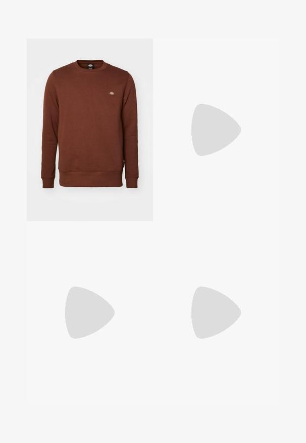 Dickies OAKPORT  - Sweatshirt - cappuccino; T-shirt en coton noir à manches courtes, col rond, et un logo blanc subtil sur la poitrine gauche. Texture lisse, coupe standard.; Jeans en denim ample avec un délavage bleu et vert. Comprend une fermeture à bouton, des passants de ceinture et des poches latérales. Pas de pli à l'avant et design à jambe droite.; Baskets noir et blanc avec une tige en daim et en cuir, présentant des rayures blanches, des lacets noirs et une semelle en caoutchouc marron. Accents de logo dorés.
