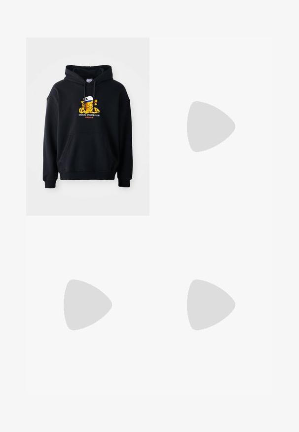 Zwarte hoodie van katoen, met een kleurrafgrafiek van een personage met een pet. Inclusief een voorste kangoeroezak en geribde manchetten.; Witte katoenen t-shirt met korte mouwen, ronde halslijn, en een zwart Adidas-logo label op de linker onderkant. Luxe textuur.; Zwarte Adidas sportbroek met neon groene gebogen lijnen en drie strepen aan de zijkanten, elastische tailleband en het Adidas-logo op de voorkant van de bovenbenen.; Zwarte Adidas-sneaker met witte strepen, blauwe veters en een gumzool die boven een grijze betonnen trede zweeft in zacht licht.