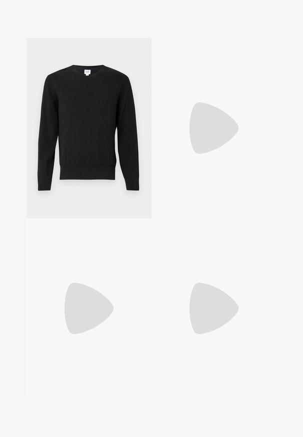 Pull noir à col en V avec manches longues, en tissu lisse. Présente des poignets et un ourlet côtelés, avec l'étiquette de la marque à l'intérieur du col. Coupe standard.; T-shirt blanc à manches courtes en maille gaufrée avec col rond, petite étiquette de marque à l'intérieur du col, présenté sur un fond uni.; Jeans droit bleu foncé avec un design classique à cinq poches, passants de ceinture et légers détails décolorés à l'avant et aux genoux.; Baskets blanches avec des accents noirs et gris, présentant un embout texturé gris, une semelle en caoutchouc noir et des lacets plats blancs. Design épuré, style minimaliste.