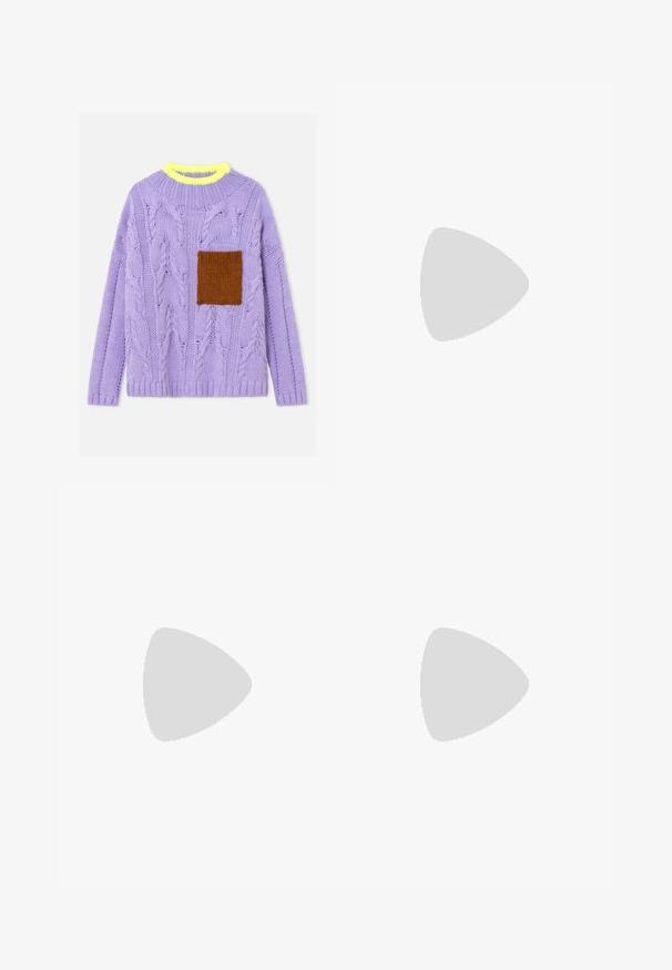 Pull en maille torsadée lavande avec un col côtelé jaune fluo et une poche en tricot marron sur la poitrine gauche.; Chemise boutonnée avec motif pastel ciel et nuages dans des tons rose, bleu et beige, dotée d'un col classique et de manches longues.; Pantalons en denim à jambes larges de couleur bleu foncé, avec des plis frontaux, une fermeture à bouton et des coutures classiques le long des coutures. Texture lisse tout au long.; Sneaker beige avec des matériaux en daim et en maille, forme arrondie, col rembourré proéminent et semelle en caoutchouc gomme. Présente un accent de design en forme de vague.