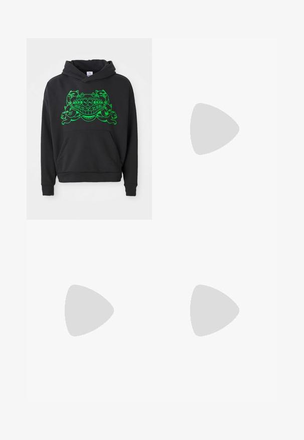 Zwarte hoodie met een groene grafische afbeelding van gestileerde katten en een lachende mond; bevat een voorste kangoeroe-pocket en ribgebreide boorden.; Wit T-shirt met korte mouwen met kleine paarse bloemen en lichtgroene stelen geborduurd over de borst onder de kraag.; Donkergrijze fleece joggingbroek met elastische tailleband en trekkoord, voorzien van een klein logo op de rechterdij.; Zwarte en grijze sport sneaker met meshpanelen, vetersluiting, dikke zool en een klein krokodillologo aan de zijkant.