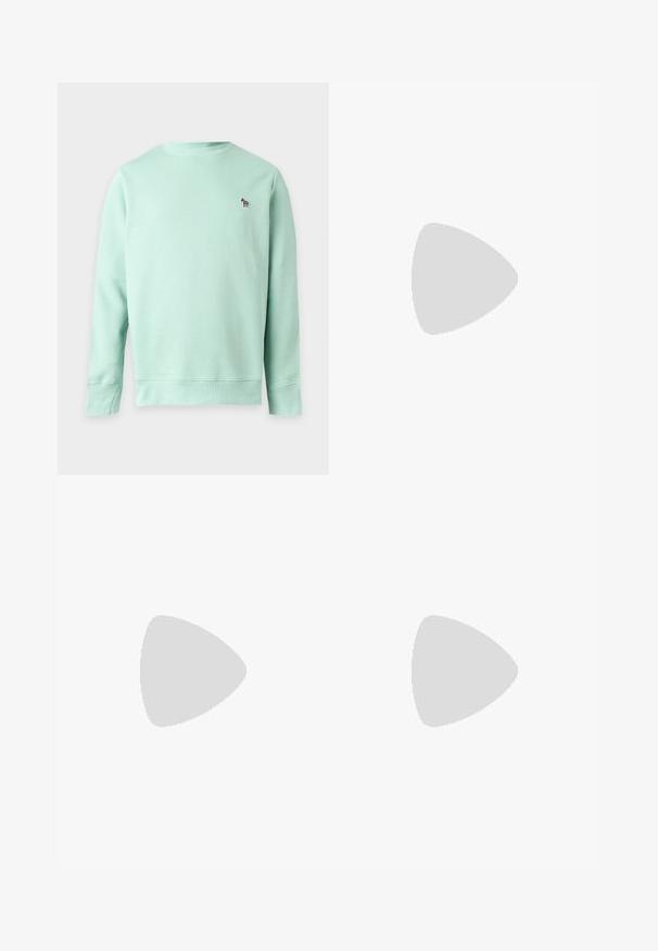 Sweat-shirt vert clair à manches longues avec encolure ronde et petit logo zèbre brodé sur la poitrine gauche.; T-shirt blanc uni à manches courtes avec un col rond et une petite étiquette rectangulaire portant le texte de la marque près de l'ourlet inférieur du côté droit.; Jean en denim bleu délavé à coupe droite, avec fermeture avant par bouton et zip, poches avant et arrière, et détails subtilement usés.; Baskets blanches avec accents en daim beige clair, détails perforés, lacets plats et semelle en caoutchouc naturel. Présentent un logo rayé sur le talon.