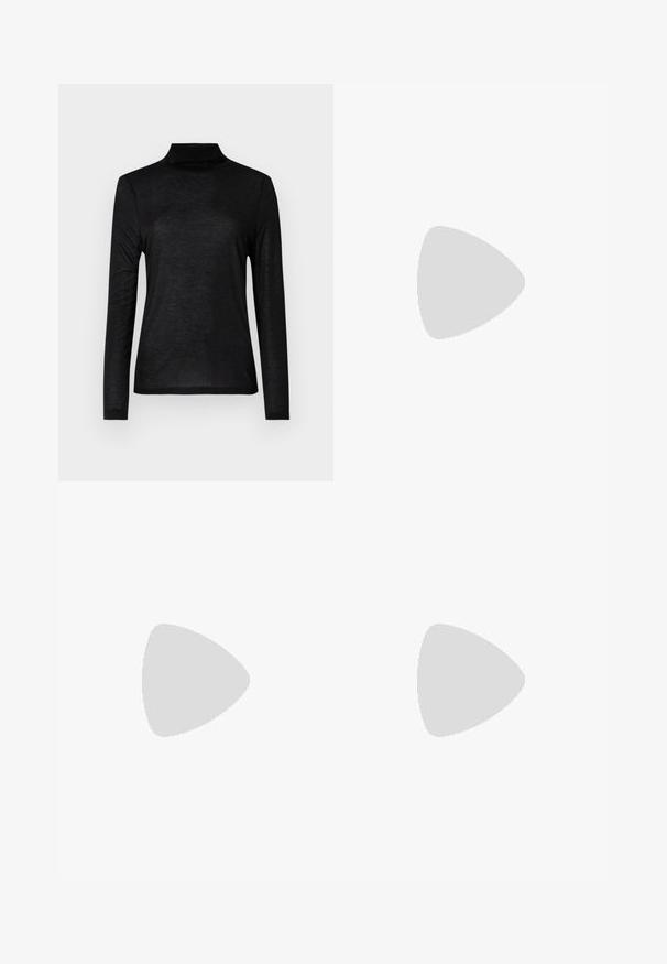 Haut turtleneck noir à manches longues en tissu lisse et léger. Présente un design ajusté avec un col haut et sans motifs.; Jupe midi plissée noire avec ceinture côtelée, présentant un tissu texturé, une fente latérale et des lignes verticales sur l'ensemble du design.; Chaussure noire à talon haut avec bout pointu et logo doré, posée sur une surface réfléchissante près d'un organiseur de dossiers en fil chromé contenant des documents.; Sac à main Calvin Klein noir brillant avec fermeture éclair dorée et anse courte sur fond blanc uni.