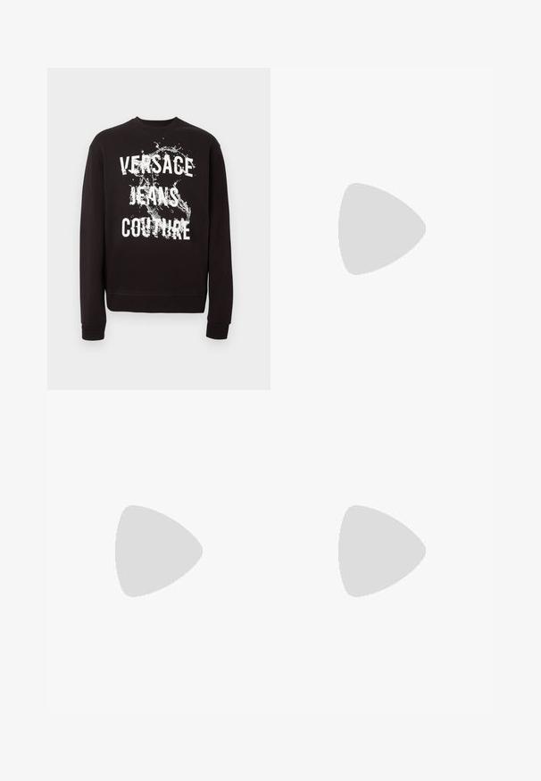 Sweatshirt noir à manches longues avec texte blanc "Versace Jeans Couture" et motif éclaboussure d'eau sur le devant. Poignets et ourlet côtelés.; T-shirt noir à manches courtes avec un large texte métallique doré « Versace Jeans Couture » sur le devant et un col rond.; Jean noir droit avec cinq poches, fermeture par bouton et passants pour ceinture, présenté sur un fond blanc uni.; Baskets basses blanches avec insert noir au talon, design à lacets, et logo "Versace Jeans Couture" imprimé en noir sur le côté.