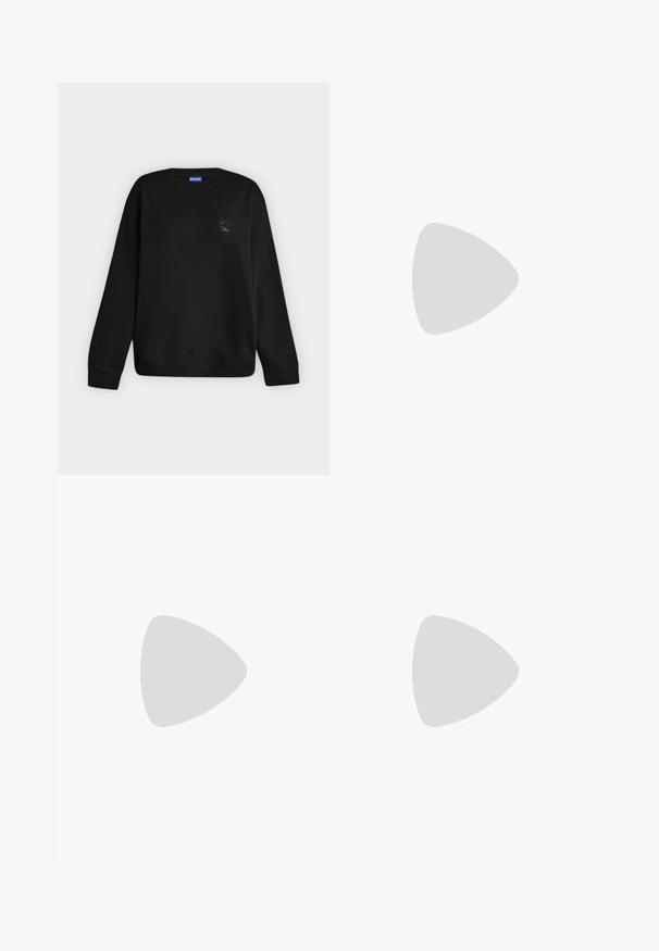 Sweat-shirt noir à manches longues avec col rond, motif brodé discret et texte "Hugo" sur la partie supérieure gauche de la poitrine.; Blouse blanche à manches courtes avec un col rond et un détail de couture verticale centrale à l'avant.; Pantalon noir délavé, coupe ample, avec une ceinture élastique et des poches latérales, comportant une petite étiquette rectangulaire sur la cuisse droite.; Mocassin plateforme noir épais avec tige en cuir lisse, sangle décorative et semelle texturée épaisse sur fond blanc.