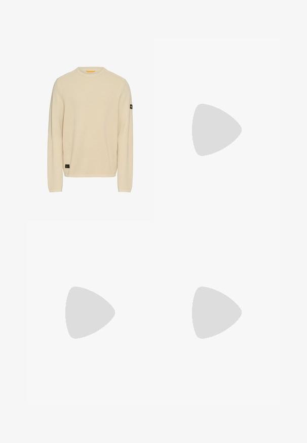 Lys beige striktrøje med lange ærmer, rund halsudskæring, tekstureret stof og et lille sort logo-patch på venstre ærme.; Beige flannel skjorte med krave, der har to brystlommer, sorte knapper og lange ærmer med knapmanchetter.; Beige bukser med lige ben med knap- og lynlåslukning, bæltestropper og forlommer på siden, lagt fladt på en hvid baggrund.; Hvid lædersneaker med en tekstureret gummisål, rund tå og kontrasterende tanfarvet inderside. Har fem snørehuller og hvide snørebånd.