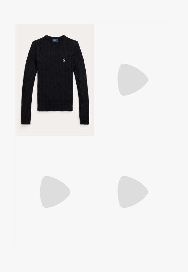 Jersey negro de manga larga con punto de cable, cuello redondo y pequeño logo blanco de Polo Ralph Lauren en el pecho izquierdo.; Camisa blanca de manga larga con botones, cuello y pequeño logo azul de jugador de polo en el pecho izquierdo.; Vaqueros color crema hechos de mezclilla, con un diseño de pierna recta, bolsillos delanteros y detalles de costura superior. Cierre con botón metálico y cremallera.; Mocasin de cuero negro con acabado texturizado, que cuenta con una correa decorativa y tacón plano. Diseño elegante y minimalista con punta redondeada.