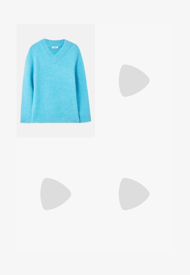 Pull en laine bleu clair, moelleux, avec un col en V, des manches longues et des poignets côtelés. Fabriqué en matériau doux, il offre une coupe décontractée. L'étiquette indique "SANDRO."; Chemise bleu clair à manches longues boutonnée, avec un col pointu et de petites broderies florales pêche éparpillées.; Pantalons rayés de couleur crème clair avec de fines rayures verticales grises. Dotés d'une taille élastique et d'une coupe droite.; Mocassins en cuir noir avec un embout rond, présentant des accents en métal doré et des détails de couture, montés sur une semelle en caoutchouc texturé et basse.