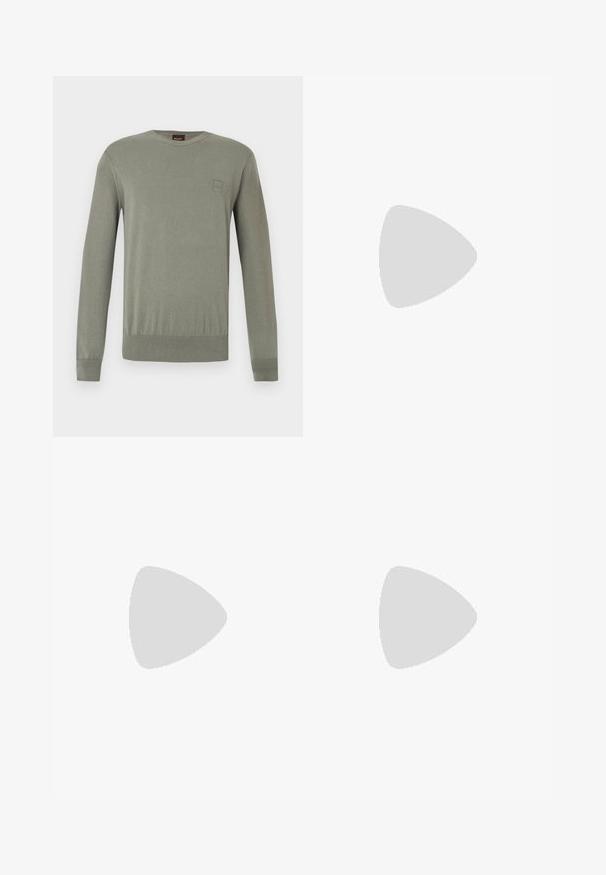 Pull ras du cou vert olive clair en tissu lisse et extensible. Comprend un patch logo rectangulaire et des poignets et un ourlet côtelés.; Chemise rose clair à manches longues avec un col pointu, des boutons sur le devant, et un logo brodé discret sur la poitrine. Matière en coton lisse.; Jean droit en denim bleu avec passants pour ceinture, bouton devant et fermeture éclair, présenté sur un fond clair uni.; Mocassin pour homme en cuir noir avec un dessus embossé effet croco et un petit talon, présenté de profil sur un fond neutre.