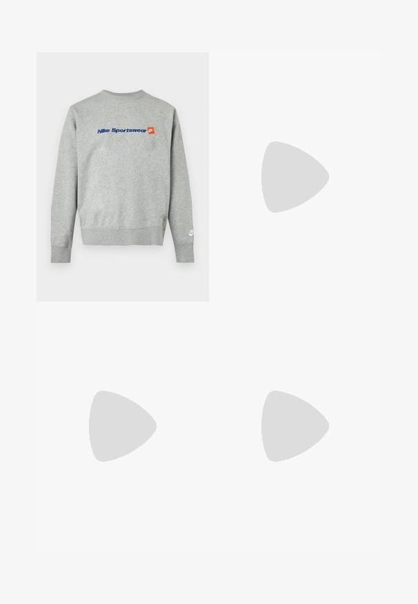 Ανοιχτό γκρι φούτερ Nike με μπλε κείμενο "Nike Sportswear" και μικρό πορτοκαλί λογότυπο Nike στο στήθος, λευκό λογότυπο Nike στο αριστερό μανσέτα του καρπού.; Λευκό κοντομάνικο μπλουζάκι με πολύχρωμο αφηρημένο γραφικό που απεικονίζει ένα λουλούδι και ένα μπλε λογότυπο Nike στο στήθος.; Σκούρο πράσινο παντελόνι Nike με ελαστική μέση, ίσια πόδια, μικρό κόκκινο και λευκό λογότυπο Nike στο μηρό και ρυθμιζόμενα κορδόνια στα μπατζάκια.; Μπεζ εσωτερικό παπούτσι ποδοσφαίρου με λευκό λογότυπο Nike swoosh, καουτσούκ σόλα, κορδόνια και κείμενο "total90 III" στην φτέρνα, εμφανιζόμενο από τη πλευρά.