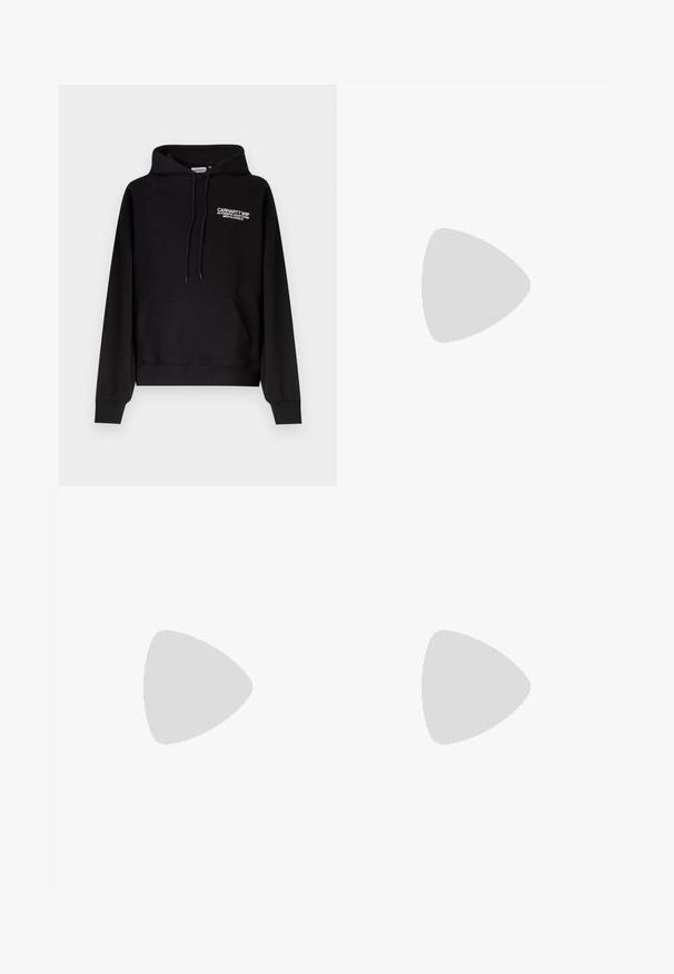 Μαύρο φούτερ Carhartt WIP με τσέπη καγκουρό μπροστά, κουκούλα με κορδόνι και λευκό κείμενο λογότυπου στο αριστερό στήθος.; Μακρυμάνικη καρό πουκάμισο σε ναυτικό μπλε, πράσινο και λευκό. Διαθέτει κολάρο με κουμπιά, μπροστινά κουμπιά και άνετη εφαρμογή. Ύφασμα από βαμβάκι.; Μαύρο παντελόνι με ίσια γραμμή, κλείσιμο με κουμπί και φερμουάρ, θηλιές για ζώνη, απλωμένο επίπεδο πάνω σε ανοιχτό υπόβαθρο.; Λευκό δερμάτινο αθλητικό παπούτσι με μαύρες λεπτομέρειες, στρογγυλεμένη μύτη και διάτρητη διακόσμηση. Μαύρη σόλα από καουτσούκ με υφή και σύστημα κλεισίματος με κορδόνια.