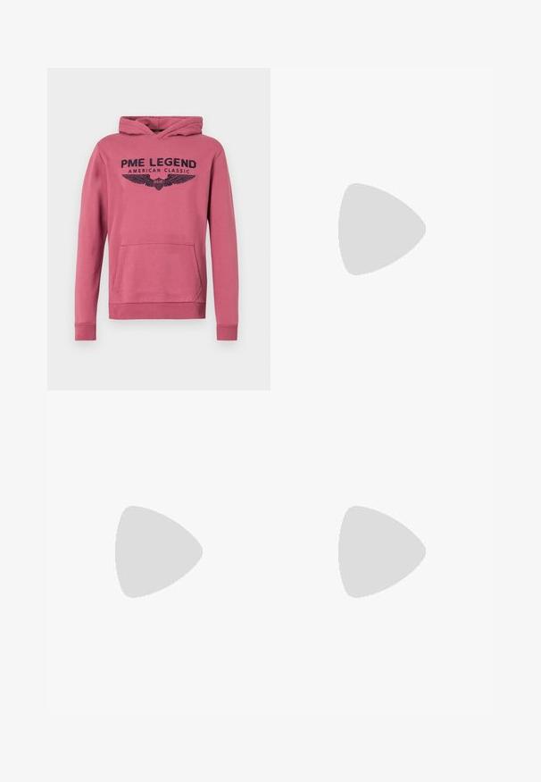 Sudadera rosa fabricada con un material de mezcla de algodón. Presenta un bolsillo canguro, puños acanalados y una impresión gráfica frontal con alas y texto.; Camiseta negra lisa de manga corta y cuello redondo con corte de hombre, sin patrones ni logotipos visibles en el delantero.; Pantalones ligeros de color verde oliva con cintura elástica y cordón ajustable. Presentan perneras rectas y sin bolsillos. Textura suave.; Zapatos de cuero negro con un acabado suave, punta redondeada y costuras decorativas. Cuenta con una suela de goma con surcos para tracción y un diseño de cordones.