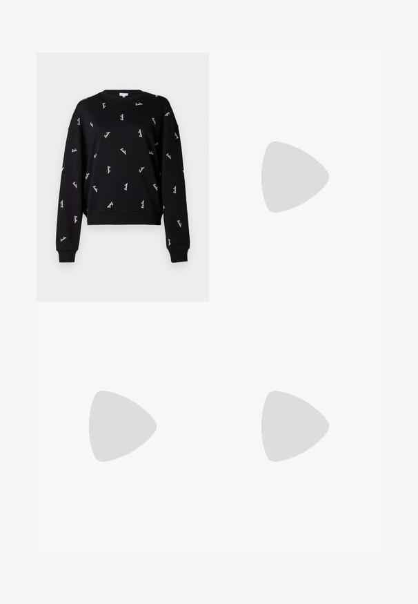 Sort sweatshirt med en afslappet pasform, der prydes af hvid broderet tekst spredt over stoffet. Ribstrikkede manchetter og kant. Blød struktur.; Grå skræddersyede bukser med et lige, vidbenet design. Glat tekstur, minimal syning og uden synlige lommer eller pynt.; Sort læder Mary Jane-flad sko med rundet tå og sølvspænde på ensfarvet baggrund.; Sort læder skuldertaske med buet trekantet form, enkelt justerbart rem og synlig diagonal søm foran.