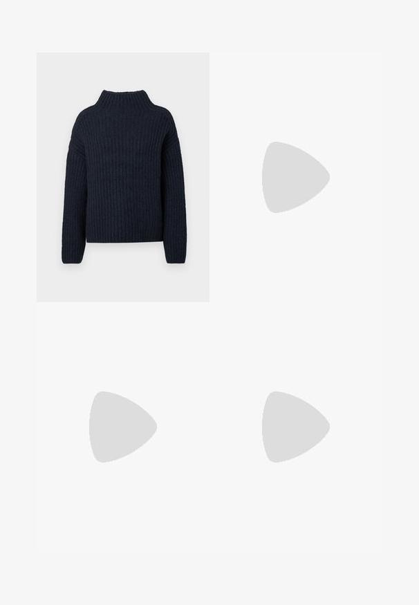 Donkerblauwe gebreide trui met een geribbelde textuur, hoge hals en verlaagde schouders, met een doosvormig silhouet en lange mouwen.; Zwarte wijde broek gemaakt van zachte stof, met een elastische tailleband, een gladde textuur en zonder zichtbare zakken of hardware.; Bordeaux patent leren ballerina's met een puntige neus, voorzien van een klein uitsnijdetail en een lage hak. Glad textuur en een slank ontwerp.; Kleine bordeauxrode leren clutch met zilveren metalen gesp en polsriem op een witte achtergrond.