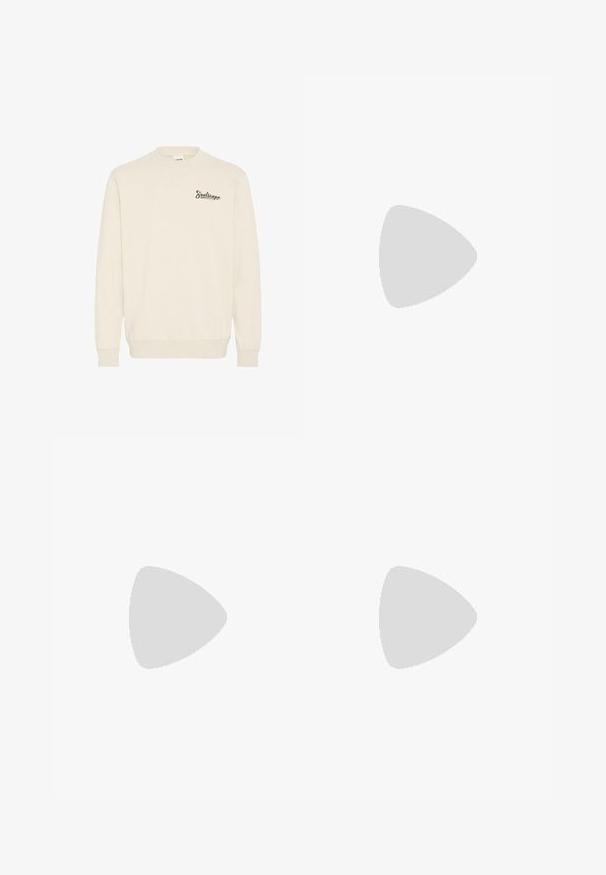 Sweat-shirt beige clair à manches longues, col rond, avec un discret logo "Soulscape" en lettres foncées sur le côté gauche de la poitrine. Tissu texturé.; Chemise en flanelle beige avec un col, dotée de deux poches poitrine, de boutons noirs et de manches longues avec des poignets à bouton.; Pantalons cargo beiges en coton avec une coupe droite, dotés de deux poches cargo sur les côtés et d'une fermeture à bouton à la taille.; Baskets beige et blanches avec une bande diagonale marron foncé, des lacets marron foncé et une semelle couleur gomme, présentées de profil sur fond blanc.