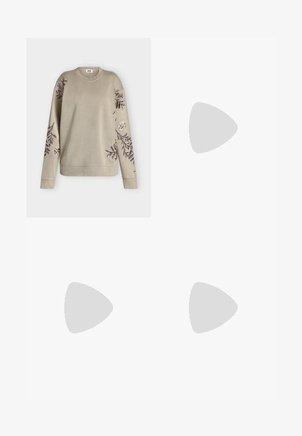 Sweat-shirt beige à manches longues avec col et poignets côtelés, orné de motifs floraux brodés en marron foncé et blanc sur les manches et les épaules.; Pantalon en laine gris foncé à jambes droites, avec passants de ceinture, poches avant et coupe ajustée.; Bottines Chelsea en cuir marron avec une finition texturée, des panneaux latéraux élastiques et une languette. Elles disposent d'une semelle en caoutchouc pour une meilleure adhérence.; Mallette en cuir marron avec poignées supérieures, poche avant zippée et bandoulière assortie amovible sur fond blanc.