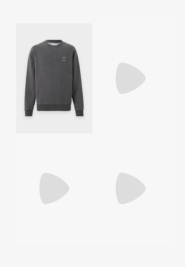 Sweat-shirt gris foncé à col rond avec poignets et ourlet côtelés, présentant un petit texte blanc "SAMSOE SAMSOE" sur la poitrine gauche.; Chemise à manches longues boutonnée avec motif à carreaux foncés bleu marine et marron, avec poche poitrine et col classique sur fond uni.; Jean en denim bleu à jambe droite avec cinq poches, passants de ceinture, et une fermeture avant à bouton et fermeture éclair sur fond uni.; Mocassins en cuir noir avec un bout rond, des détails cousus et une semelle en caoutchouc plate. Présentent une large bande sur le cou-de-pied.
