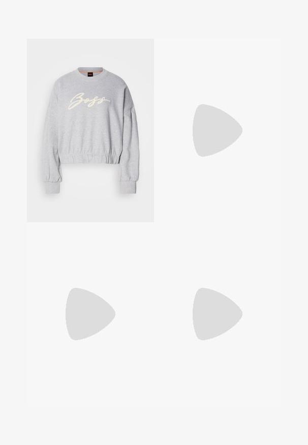 Grå cropped sweatshirt lavet af blødt stof, med et hvidt broderet "Boss" logo på fronten og elastiske manchetter ved ærmerne og kanten.; Hvid skjorte med klassisk krave, lange ærmer og manchetter. Fremstillet af glat stof, den har en midt foran placket.; Beige faux læder fløjsbukser med en glat overflade, der har frontlommer, knaplukning og en subtil shiny finish.; Hvide lædersneakers med beige ruskindsdetaljer, gummisål og snøredesign. Har diskret branding i guld.