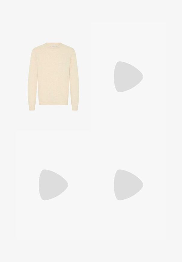 Lys beige sweater lavet af blødt strikstof, med rund halsudskæring og lange ærmer, samt ribbede manchetter og kant.; Hvid skjorte med lange ærmer, knapper, krave og brystlomme, med mærket "Selected Homme" på indersiden af kraven.; Sorte, skræddersyede bukser med lige ben, glat stof, pressefolder foran og en enkelt knaplukning i taljen.; Sorte læder loafers med rund tå, der har et syet design, lav platformssål og en struktureret, skridsikker gummisål.