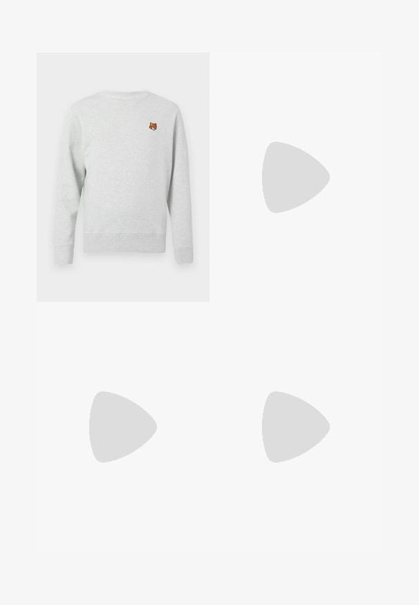 Sweatshirt gris à manches longues, col rond et poignets côtelés, avec une petite tête de renard brodée sur le côté gauche de la poitrine. Tissu doux et texturé.; Pantalons noirs en coton avec une coupe droite, dotés d'une fermeture à bouton à l'avant et de poches latérales. Texture lisse, sans motifs.; Mocassin en cuir noir avec une finition brillante, bout arrondi, détails de couture subtils et semelle en caoutchouc épaisse pour la durabilité.; Sac bandoulière noir texturé avec motif géométrique en relief et bandoulière réglable avec logo de la marque.