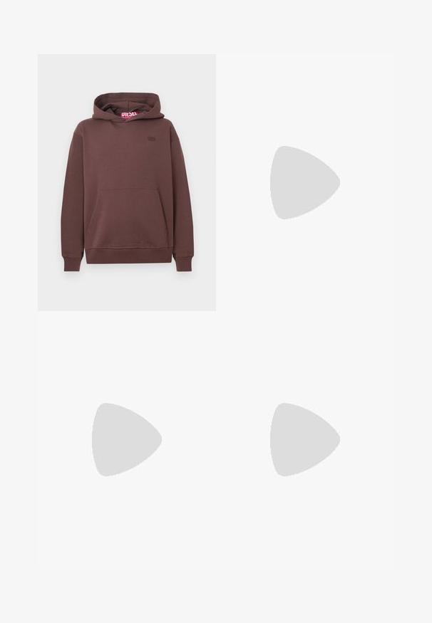 Hoodie brun à col montant avec poche kangourou à l'avant, poignets et ourlet côtelés, petit logo brodé sur la poitrine et étiquette de marque à l'intérieur de la capuche.; T-shirt noir sans manches Diesel avec un graphisme subtil d'aigle et un petit patch logo Diesel rouge sur la poitrine.; Jean en denim bleu à jambe droite avec lavage délavé, fermeture avant par bouton et fermeture éclair, et design à cinq poches.; Baskets synthétiques noires avec une semelle noire texturée, un bout rond et des lacets plats noirs. Logo blanc remarquablement placé sur le côté extérieur.