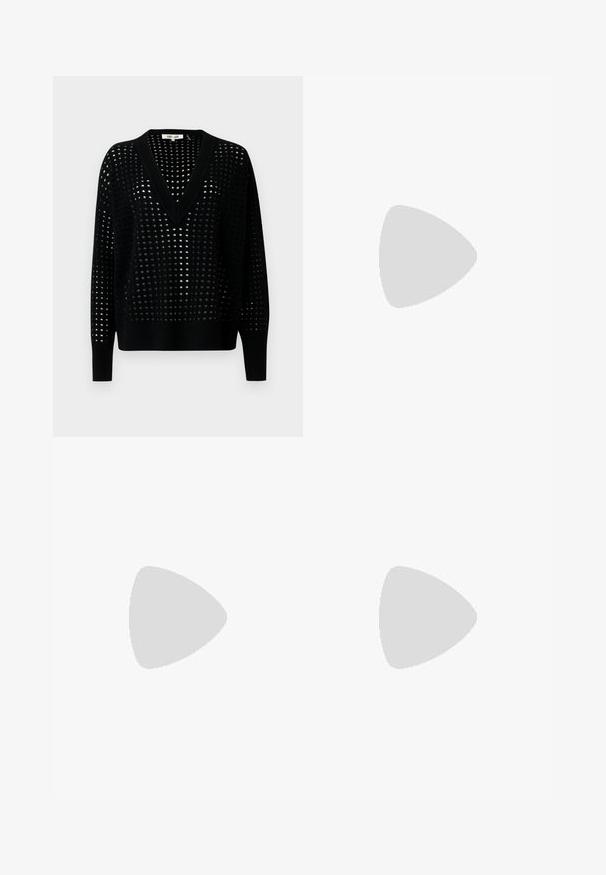 Pull noir tricoté avec un col en V et une coupe ample. Présente un motif texturé de trous sur l’ensemble et des manches longues avec des poignets côtelés.; Pantalon marine avec une taille élastiquée, présentant un motif floral texturé sur l'ensemble, une coupe droite et sans poches.; STAND STUDIO KELSEY - Mules à talons - black; Sac hobo tissé noir avec une structure souple et une poignée intégrée, présenté sur un fond clair uni.