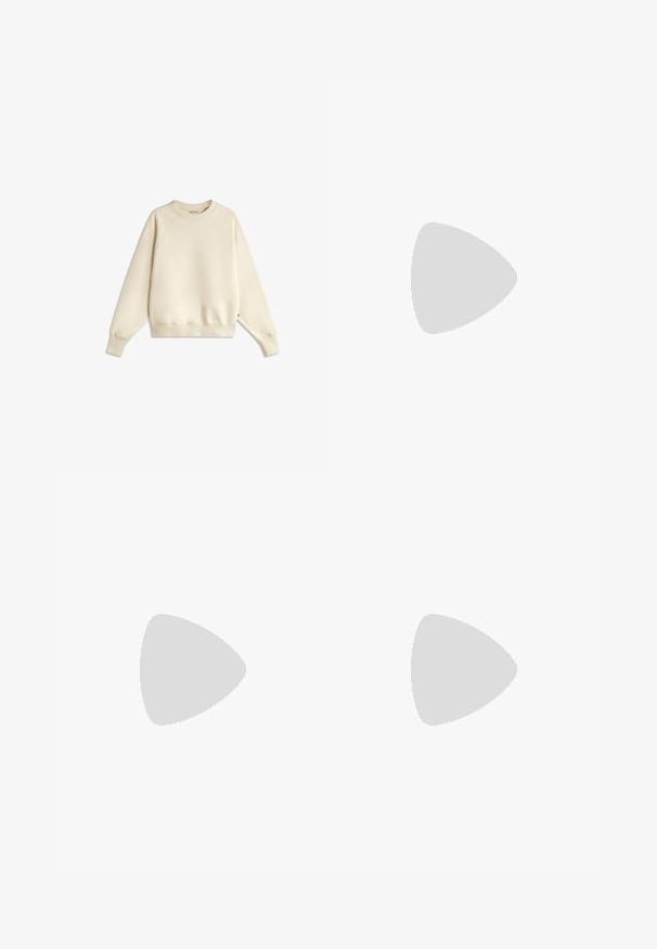 Sweat-shirt à manches longues de couleur crème avec col rond et poignets et ourlet côtelés, posé à plat sur un fond blanc.; Jeans en denim bleu foncé à jambes larges avec une taille haute, dotés de cinq poches et de détails de couture visibles. Design épuré et minimal.; Sandale marron à bout ouvert avec deux boucles dorées réglables et une doublure douce et duveteuse sur une semelle en liège.; Sac à bandoulière en cuir marron foncé brillant avec une seule large sangle et un détail de boucle sur un côté, posé sur un fond clair uni.