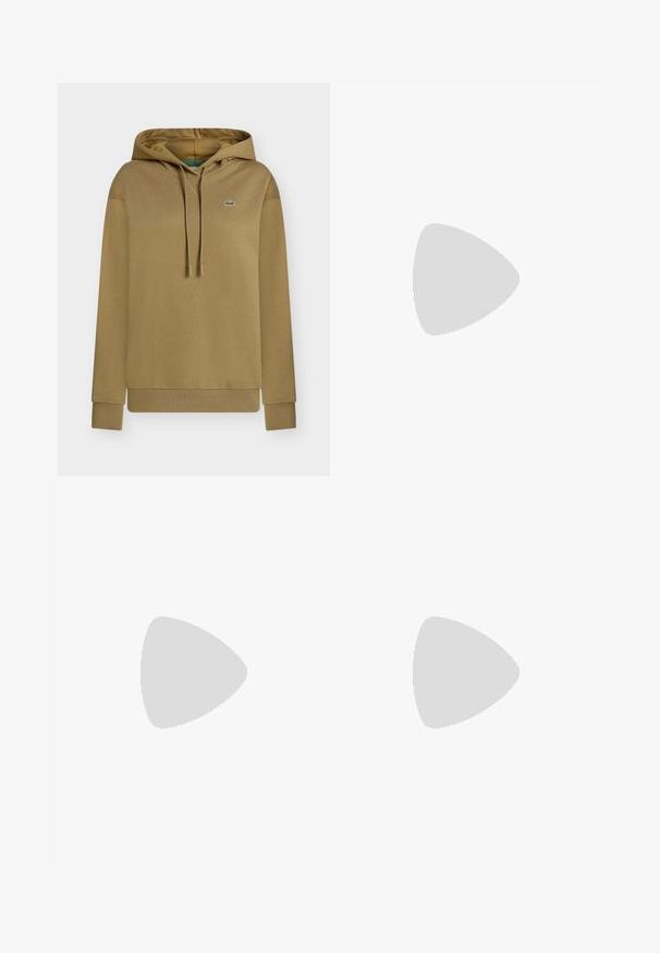 Sweat à capuche beige avec cordons, poignets et ourlet côtelés, et petit logo crocodile vert sur la poitrine gauche.; Pantalons larges en vert olive clair avec une texture lisse, dotés d'une fermeture éclair sur le devant, de passants de ceinture et de deux poches latérales.; Baskets crème et beige avec une tige texturée, des lacets et une semelle en caoutchouc, présentées au-dessus d'une surface en bois avec des cailloux.; Sac fourre-tout beige avec deux poignées et un petit emblème logo argenté, sur un fond blanc uni.