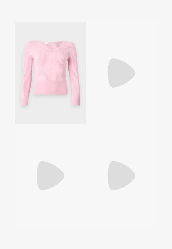 Pull en maille côtelée rose clair avec manches longues, col en V et sept petits boutons assortis le long de l'encolure et de la patte de boutonnage avant.; Jupe plissée noire avec des liens sur les côtés, fabriquée dans un tissu à la texture lisse ; elle présente un design structuré et des lignes épurées.; Chaussure plate en cuir noir avec un nez pointu, des détails froncés autour de l'ouverture et un accent en boucle argentée sur la bride ajustable.; Petit sac à main noir brillant avec deux longues anses et des détails à cordon sur les côtés sur un fond clair uni.