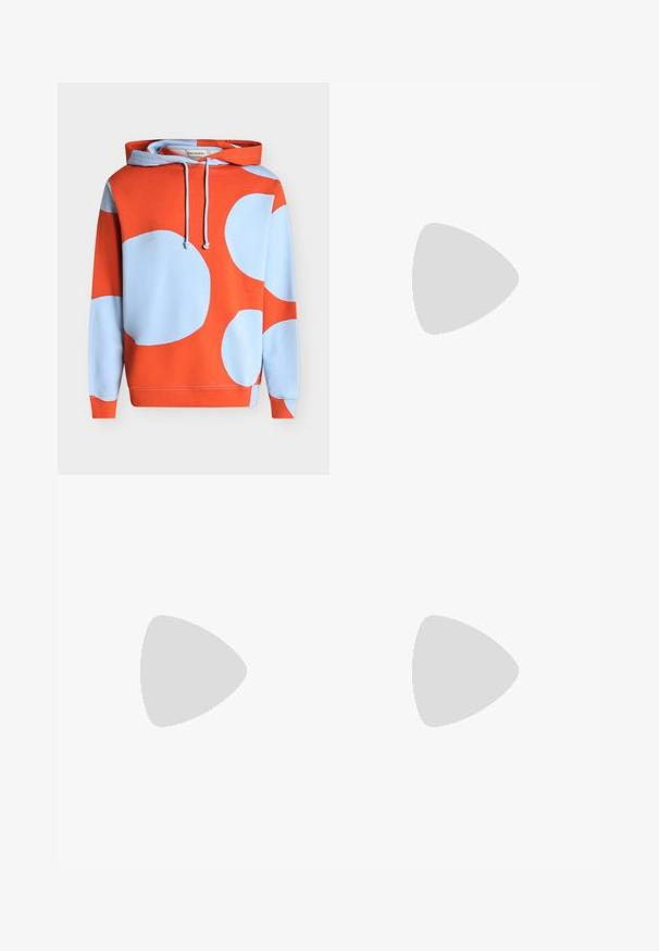 Sweat à capuche avec de grands motifs circulaires bleu clair sur fond orange vif et cordons au niveau du cou.; Débardeur en coton blanc sans manches avec un col rond et une texture lisse. Design simple, sans motifs ni accents.; Shorts à taille élastique avec cordon bleu, présentant de grands cercles bleu clair sur un fond orange vif.; Baskets basses en daim beige, panneaux en maille blanche, accents olive, lacets blancs et semelle en caoutchouc naturel sur fond gris clair.