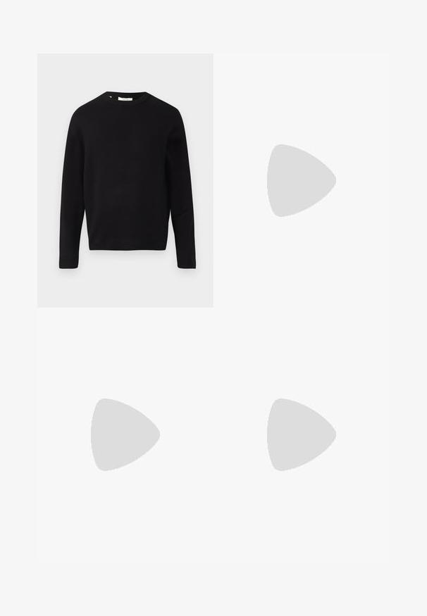 Sort striktrøje med rund halsudskæring, lange ærmer og en afslappet pasform. Glat tekstur, minimalistisk design, ingen mønstre eller pynt.; Stribet skjorte i lyseblå og hvid, med klassisk krave, lange ærmer og regulær pasform med glat stoftekstur.; Sorte elastiske bukser med lige ben-design. Fremstillet af glat stof, uden synlige mønstre eller udsmykninger.; Sort læder loafersko med en bred rem over forfoden, gummisål med tykke mønstre og glat overflade. Klassisk, slankt design.