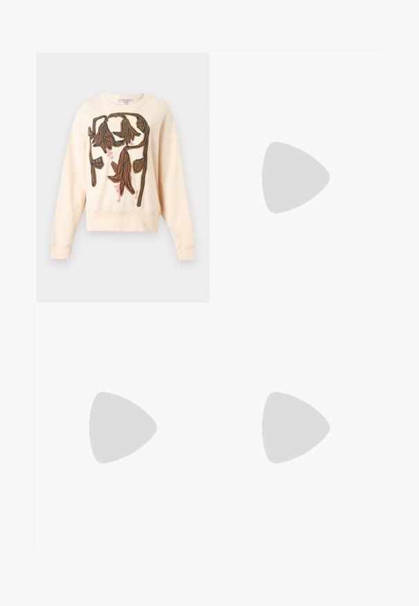 Sweat crème avec motif floral abstrait brodé marron et rose texturé sur le devant, manches longues et col rond.; Jupe midi beige avec taille élastique noire, grand motif floral bleu et sombre pailleté.; Chaussure plate en cuir noir avec une bride froncée sur le dessus et un bout légèrement pointu, présentée sur un fond uni.; Pochette en cuir beige plissé avec un cadre en métal argenté, dotée de deux fermoirs ronds décoratifs et d'une chaîne en argent.
