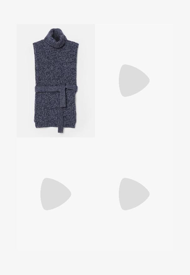 Pehmeä tummansininen neulepusero, jossa on paksu kuvio. Varustettu vyötärönyörillä ja ribbetystä kuviosta. Avoimet hihat ja mukava ilme.; Mustat paljettihousut, joissa on suora vyötärö, heijastavat valoa kiiltävän pinnan vuoksi, esittelee istuvan siluetin ja saumatonta saumattomuutta.; Musta korkokenkä, jossa on terävä kärki ja avoin takaosa. Kengässä on ohut nilkkahihna ja kuvioitu pohja. Tyylikäs, minimalistinen muotoilu korostuu kiiltävän metallisen taustan ansiosta.; Pari kiiltäviä kullanvärisiä kaksinkertaisia rengaskorvakoruja, joissa tappi kiinnitys valkoisella taustalla.