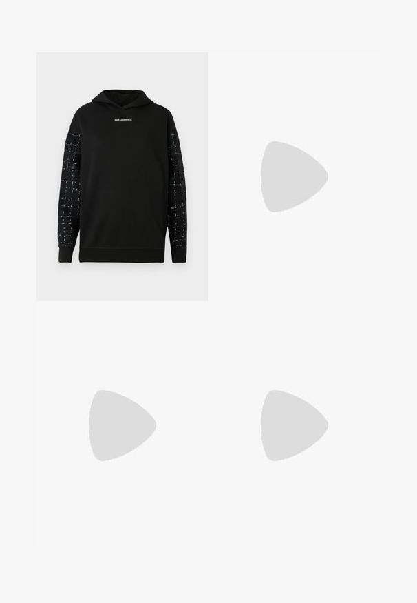 Sort hættetrøje med teksturerede sort-hvide ternede ærmer og "KARL LAGERFELD" logo centreret på brystet, ribkant ved kant og manchetter.; Sort ribbet midi-nederdel med en hvid brændt elastisk talje. Stoffet har en glat struktur og et tætsiddende design.; Sorte læder knæhøje støvler med spids tå og slank buet hæl. Glat tekstur, tætsiddende design og ingen synlig hardware eller mønstre.; Hvid skuldertaske i læder med buet klap, sort kant, justerbar rem og sølv dekorativ spænde på ensfarvet baggrund.