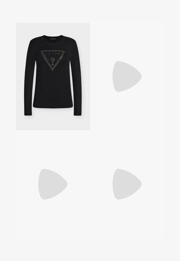 Pull noir à manches longues avec poignets et bas côtelés, présentant un logo triangulaire clouté Guess USA avec un point d'interrogation au centre.; Jean noir à jambes larges en denim, présentant un design classique à cinq poches, un léger délavage et une fermeture à bouton à la taille.; Chaussure à talon haut en cuir verni noir avec un bout pointu et un accent doré au talon. Texture lisse et silhouette élégante.; Sac bandoulière croissant en cuir noir avec des clous argentés le long des bords et une sangle ajustable sur fond blanc.