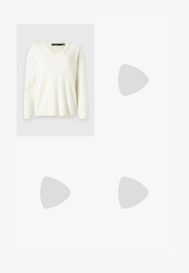 Pull blanc à col en V avec des poignets et un ourlet côtelés. Texture douce, coupe ample et fentes sur les côtés. Étiquette visible au niveau du col.; Pantalons blancs taille haute en tissu lisse, à jambe droite, avec un devant plissé et des poches latérales.; Escarpin en cuir noir avec un bout pointu et un talon bas. Présente une texture lisse et un éclat subtil. Découpe ouverte à l'avant pour un détail supplémentaire.; Sac à main en daim marron foncé avec une courte sangle et une forme rectangulaire arrondie sur un fond uni clair.